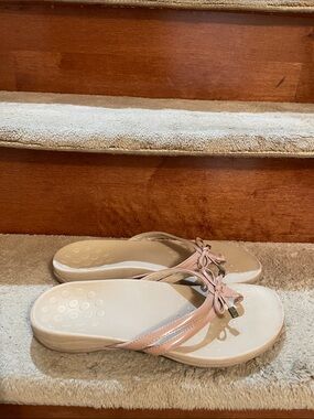 Vionic Women’s Cream & Tan Bow Thong Sandals Size 10 Excellent Condition